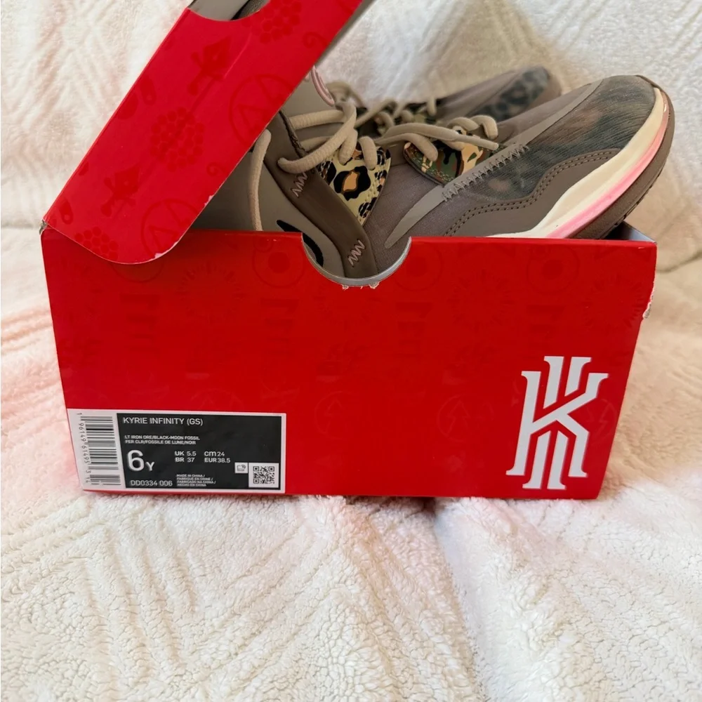 NEW NEVER WORN Kyrie Infinity size 6